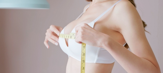 バストの大きさを測る女性