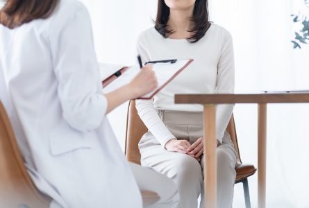 女医によるカウンセリングを受ける女性